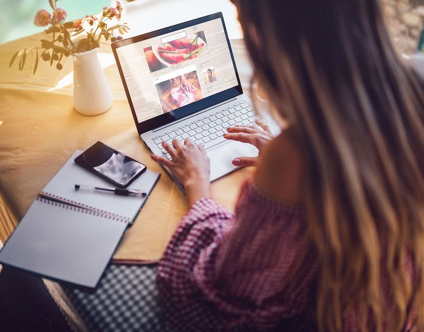 Profesional trabajando en contenidos digitales desde su portátil
